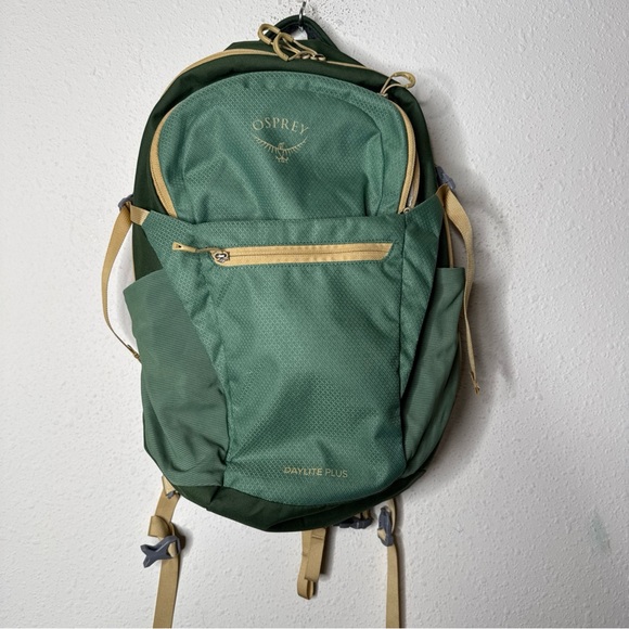 Osprey Forest Green Daylite Plus Backpack - Picture 2 of 15